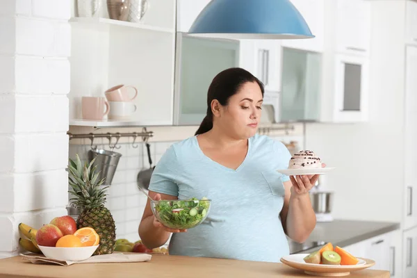 Женщина Выбирает Между Овощным Салатом Десертом Кухне Здоровое Питание — стоковое фото