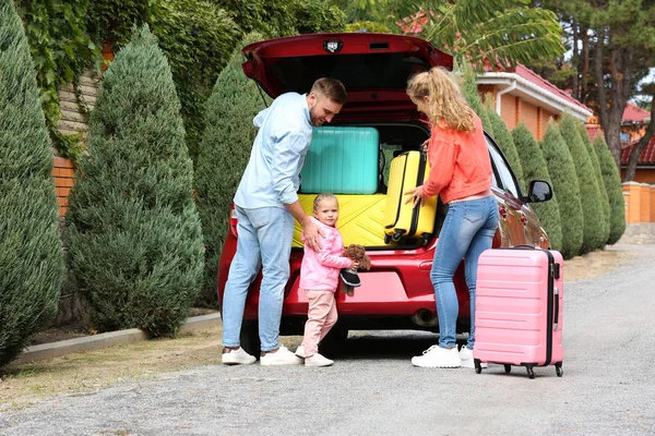 Jeune Famille Chargement Des Valises Dans Coffre Voiture Extérieur — Photo