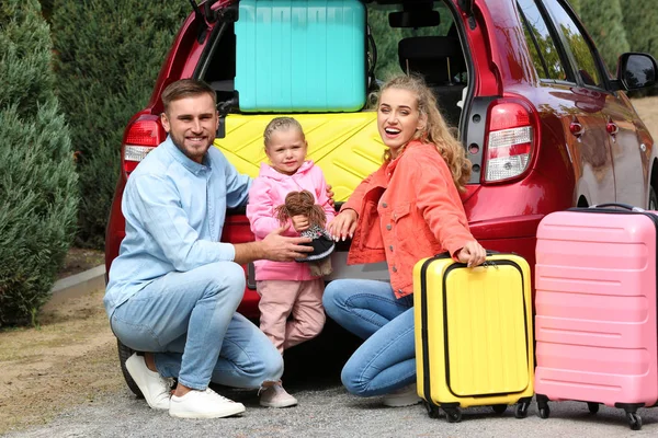 Ung Familj Med Resväskor Nära Bilen Stammen Utomhus — Stockfoto