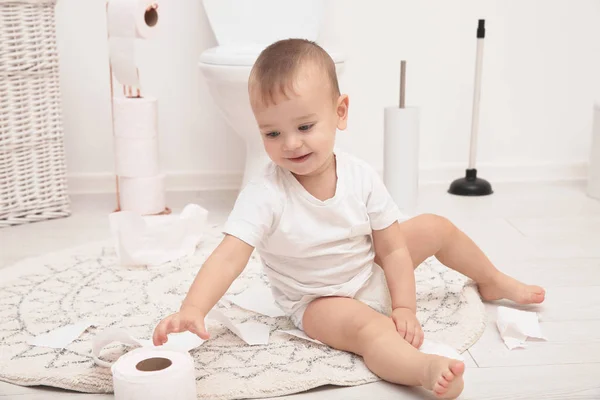 Милый Малыш Играет Туалетной Бумагой Ванной Комнате — стоковое фото