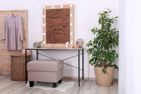 Elegante Quarto Interior Com Penteadeira Potted Ficus — Fotografia de Stock