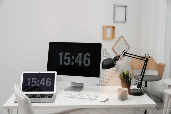 Elegante Lugar Trabajo Con Computadoras Mesa Habitación —  Fotos de Stock