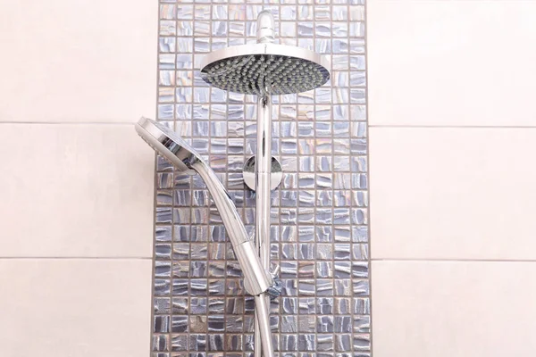 Duschköpfe Gefliester Wand Badezimmer — Stockfoto