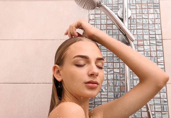 Hermosa Mujer Joven Tomando Ducha Casa — Foto de Stock