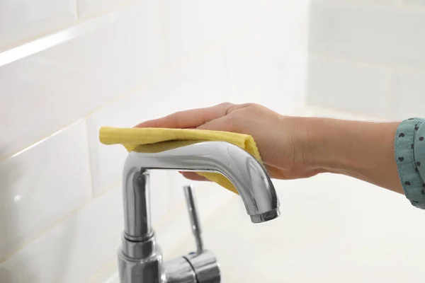 Woman Cleaning Tap Rag Kitchen Closeup — Stock Photo, Image