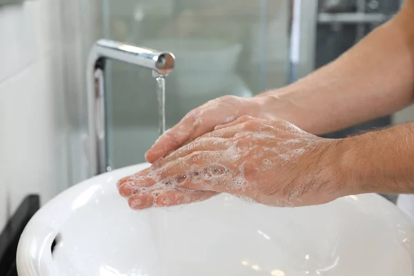 Hombre Lavándose Las Manos Con Jabón Sobre Lavabo Baño Primer —  Fotos de Stock