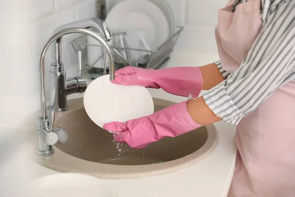 Mujer Lavando Fregadero Cocina Vista Cerca Tareas Limpieza —  Fotos de Stock