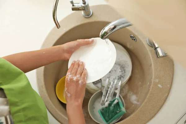 Kadın Mutfak Lavaboda Kirli Bulaşıkları Yıkıyor Temizlik Işleri — Stok fotoğraf