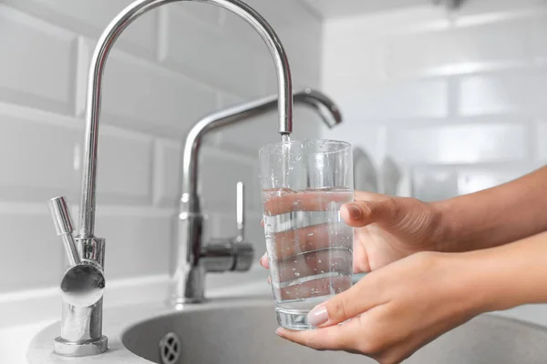 Woman Pouring Water Glass Kitchen Closeup — Stock Photo, Image