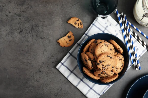 Lapos Laikus Összetétele Tál Ízletes Csokoládé Chip Cookie Kat Szürke — Stock Fotó