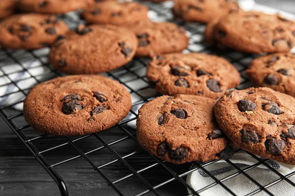 Estante Enfriamiento Con Galletas Chispas Chocolate Primer Plano — Foto de Stock