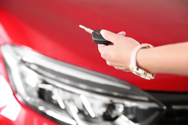 Mujer Con Llave Del Coche Cerca Nuevo Auto Primer Plano — Foto de Stock