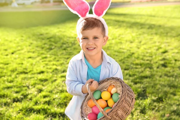 Netter Kleiner Junge Mit Hasenohren Und Korb Mit Ostereiern Park — Stockfoto