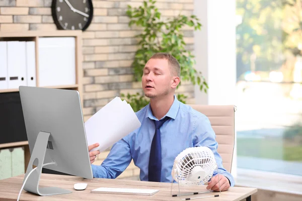 Fiatal Férfi Szenved Előtt Kis Ventilátor Munkahelyen — Stock Fotó