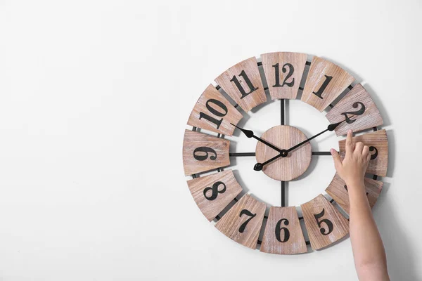 Mulher Ajustando Relógio Parede Branca Espaço Para Texto Mudança Tempo — Fotografia de Stock