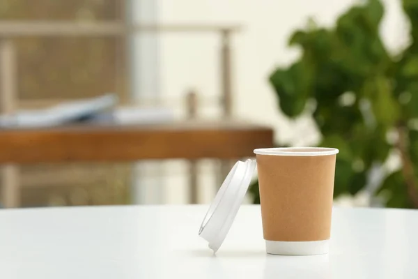 Pappbecher Kaffee Auf Dem Tisch Drinnen Raum Für Text — Stockfoto