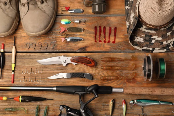 Composición Plana Con Equipo Pesca Sobre Fondo Madera — Foto de Stock