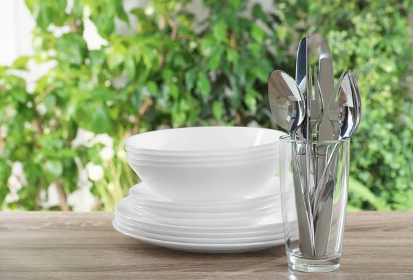 Clean Dishes Glass Shiny Cutlery Wooden Table Blurred Background — Stock Photo, Image