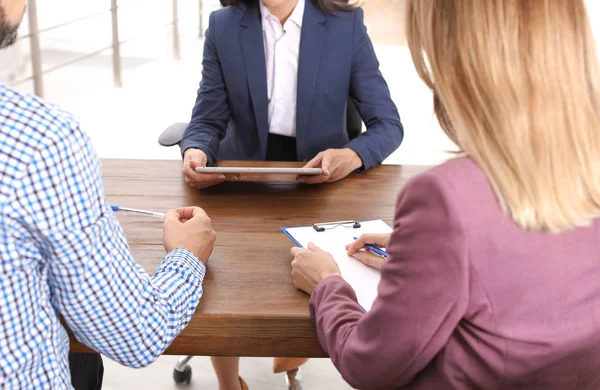 Gerente Recursos Humanos Realizando Entrevista Trabajo Con Solicitantes Cargo — Foto de Stock