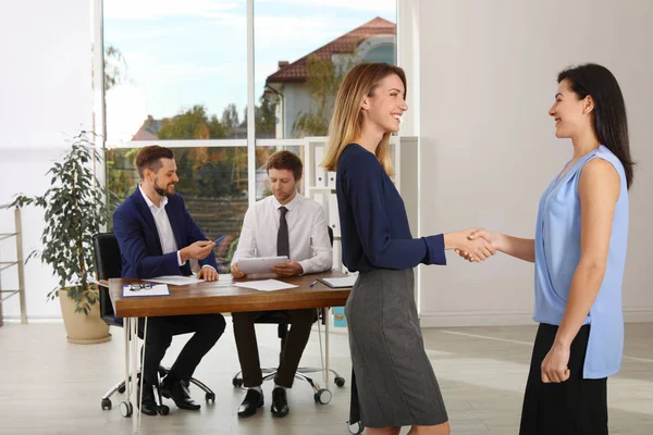 Gerente Recursos Humanos Apertando Mãos Com Candidato Durante Entrevista Emprego — Fotografia de Stock