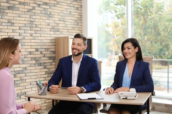 Comissão Recursos Humanos Realizando Entrevista Emprego Com Candidato Cargo — Fotografia de Stock