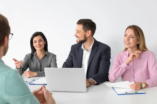 Comissão Recursos Humanos Realizando Entrevista Emprego Com Candidato Cargo — Fotografia de Stock