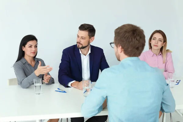 Geleidende Sollicitatiegesprek Van Commissie Van Menselijke Hulpbronnen Met Aanvrager Kantoor — Stockfoto