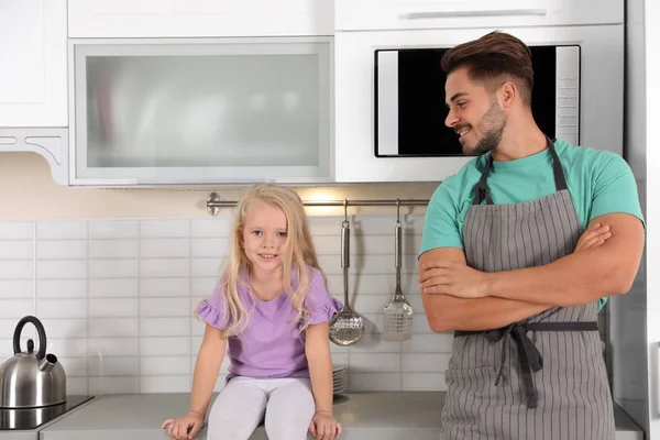 Young Man His Daughter Microwave Oven Kitchen — Stock Photo, Image