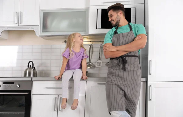 Jovem Sua Filha Cozinha Com Fornos Modernos — Fotografia de Stock