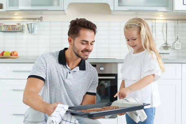 Joven Tratando Hija Con Horno Casero Horneado Galletas Cocina — Foto de Stock
