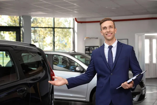 Retrato Del Joven Vendedor Coches Concesionario — Foto de Stock