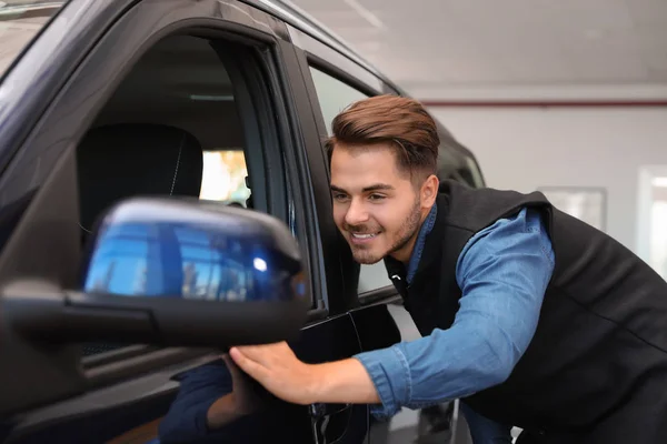 Joven Cerca Coche Nuevo Concesionaria — Foto de Stock