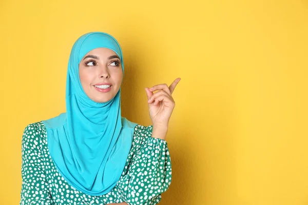 Porträt Einer Jungen Muslimischen Frau Hijab Vor Farbigem Hintergrund Raum — Stockfoto