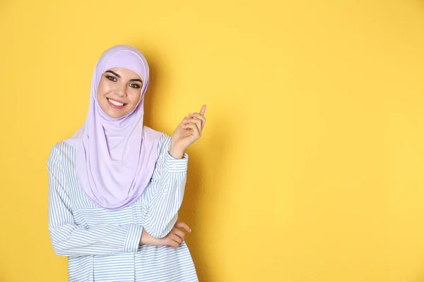 Portrait Young Muslim Woman Hijab Color Background Space Text — Stock Photo, Image