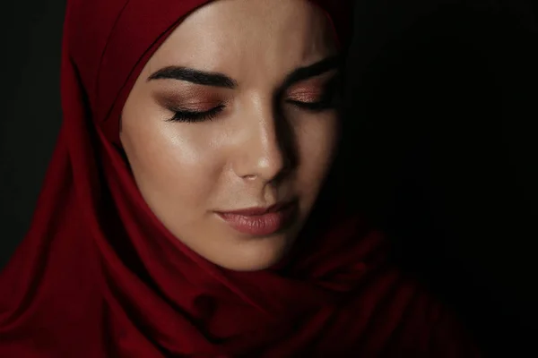 Retrato Mulher Muçulmana Triste Hijab Fundo Escuro — Fotografia de Stock