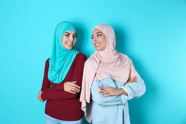 Portret Młodych Muzułmańskich Kobiet Hijabs Przeciwko Kolor Tła — Zdjęcie stockowe