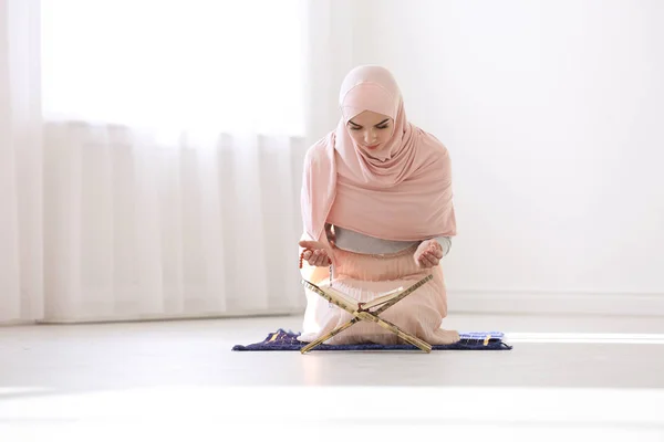 Muslimské Ženy Hidžábu Čtení Koránu Uvnitř — Stock fotografie