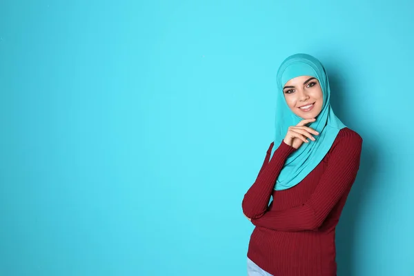 Porträt Einer Jungen Muslimischen Frau Hijab Vor Farbigem Hintergrund Raum — Stockfoto