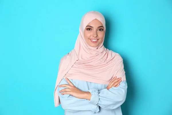 Porträtt Ung Muslimsk Kvinna Hijab Mot Färg Bakgrunden — Stockfoto