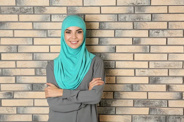 Porträtt Ung Muslimsk Kvinna Hijab Mot Tegelvägg — Stockfoto