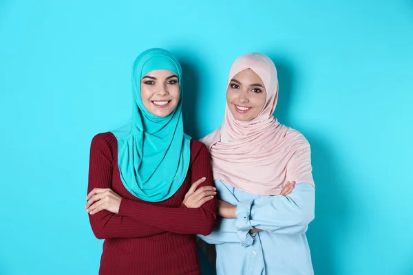Porträtt Unga Muslimska Kvinnor Hijab Mot Färg Bakgrunden — Stockfoto