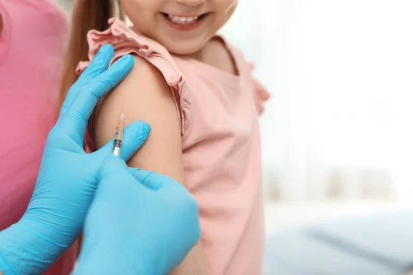 Børns Læge Vaccinere Lille Pige Closeup Plads Til Tekst - Stock-foto