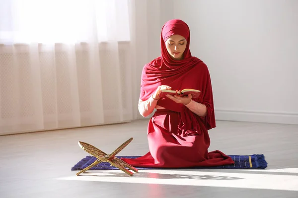 穆斯林妇女在室内阅读古兰经 — 图库照片