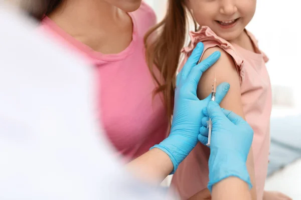 Dokter Anak Anak Memvaksinasi Gadis Kecil Pandangan Tertutup — Stok Foto