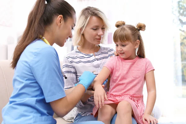 Børns Læge Vaccinerer Lille Pige Hjemme - Stock-foto