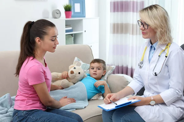 Kinderarzt Besucht Kleinen Jungen Hause — Stockfoto