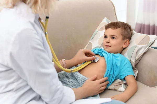 Médecin Des Enfants Examinant Petit Garçon Avec Stéthoscope Maison — Photo