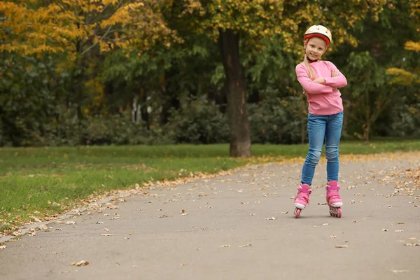 Jolie Fille Patinage Roulettes Dans Parc Automne Espace Pour Texte — Photo