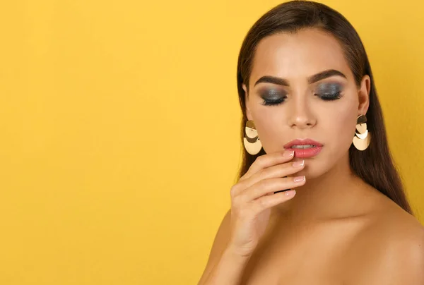 Retrato Mujer Hermosa Con Maquillaje Elegante Sobre Fondo Color Espacio — Foto de Stock