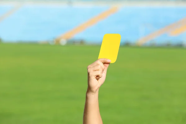 Sarı Kart Stadyumu Nda Closeup Gösterilen Futbol Hakemi — Stok fotoğraf